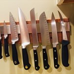 Wall mounted knife rack